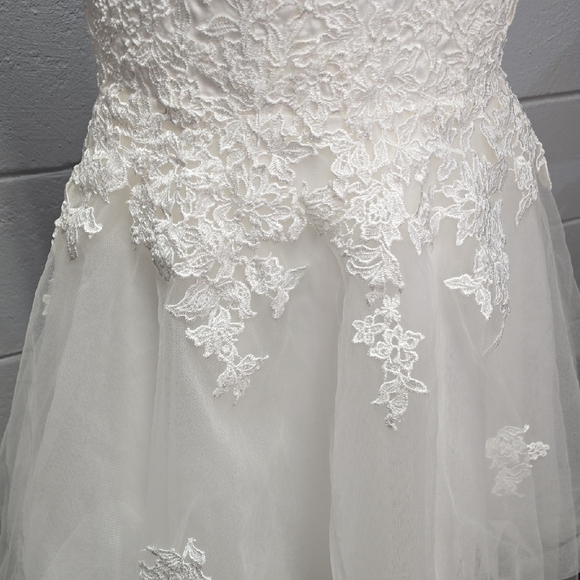 Elegant White Lace Wedding Dress - Picture 7 of 16